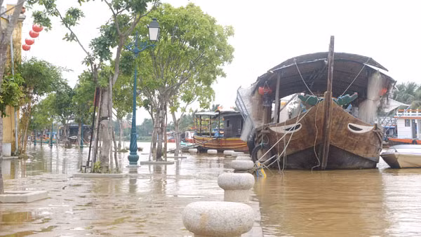 Mực nước sông Hoài rút chậm, tuy nhiên tại Hội An vẫn chưa hết ngập.