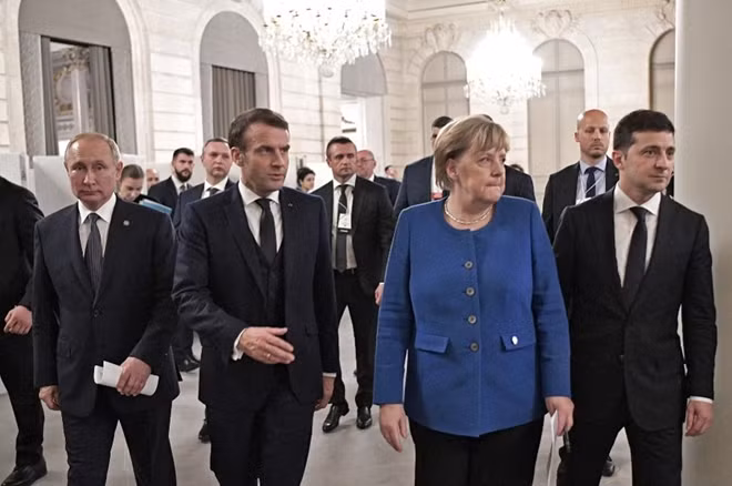 Từ trái sang: Tổng thống Nga Putin, Tổng thống Pháp Macron, Thủ tướng Đức Merkel và Tổng thống Ukraine Zelensky tại Hội nghị.