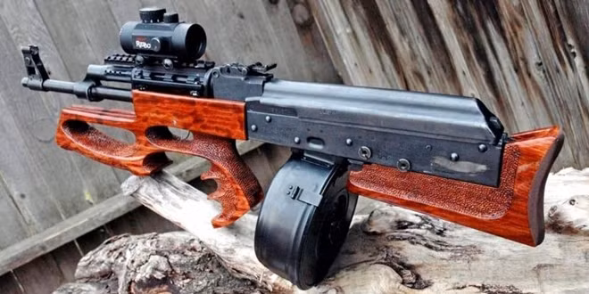 AK-47 được độ lại theo thiết kế bull-up với tay cầm và ốp lót trước bắt mắt.