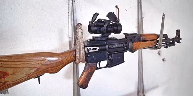 "Đứa con lai" Xô-Mỹ khi bộ phận thân súng của M-16, còn báng và nòng là của AK-47. Không hiểu nó súng có bắn được không nữa
