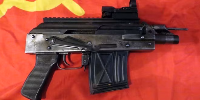 Một khẩu AK-47 được độ lại với chiều dài rút gọn hết cỡ.