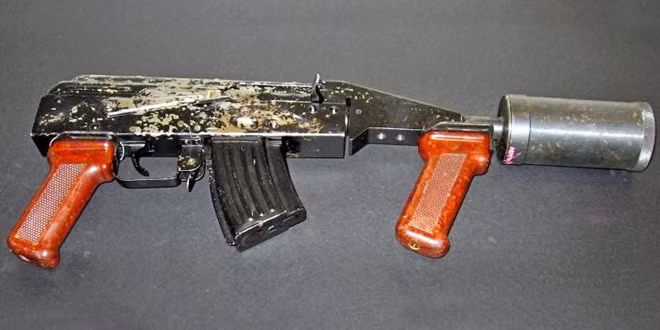 Khẩu AK-47 được độ thành súng phóng lựu. Khi khai hỏa đạn súng AK-47 sẽ đẩy quả lựu đạn lắp ở ống đầu nòng di chuyển một quãng đường xa hơn nhiều so với việc ném bằng tay.
