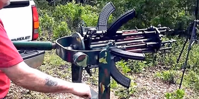 Sáu khẩu AK-47 hợp thành một khẩu minigun nòng xoay "cực di"