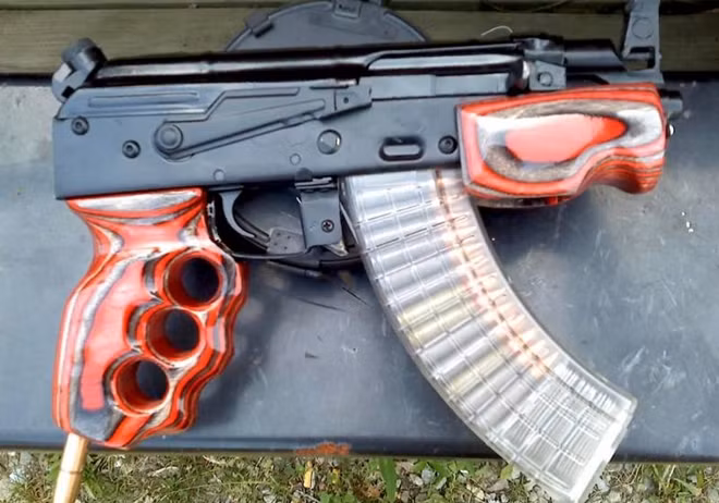 Một khẩu AK-47 "rút gọn" khác với tay cò được độ vô cùng bắt mắt, băng đạn trong suốt giúp kiểm soát lượng đạn tốt hơn.