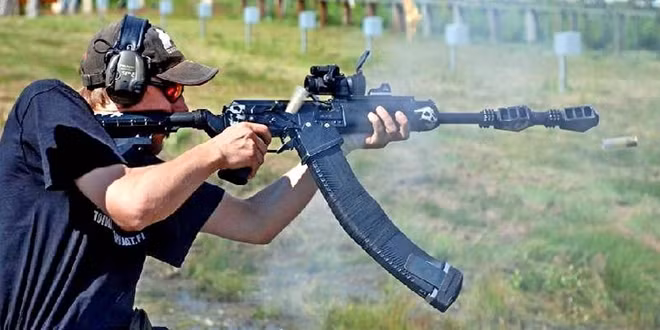 Khẩu "siêu" AK-47 với hai loa che lửa và băng súng quá cỡ.
