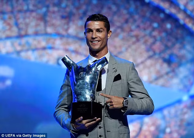 Ronaldo giành danh hiệu cầu thủ hay nhất của UEFA. Ảnh: UEFA.