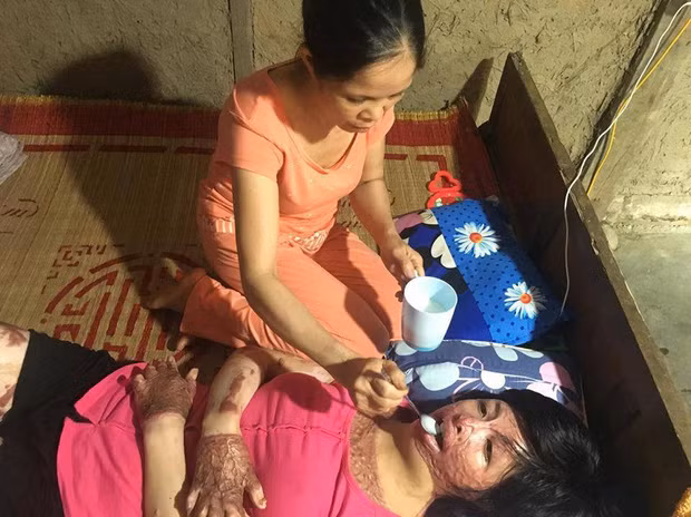 Trong những lúc khó khăn nhất chị Trang luôn có mẹ bên cạnh.