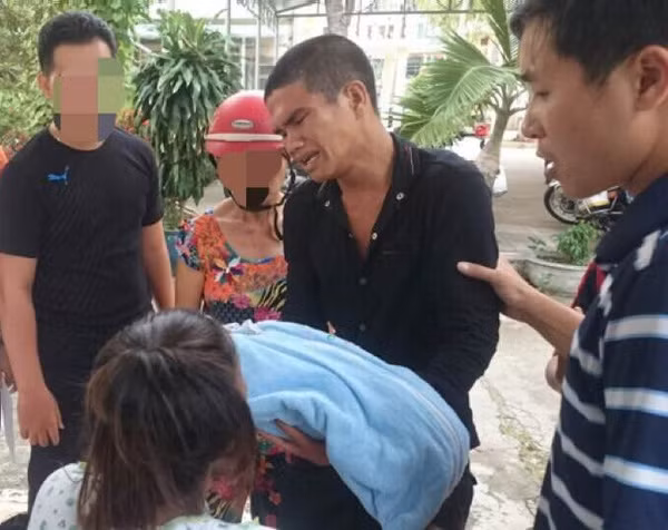 Một đối tượng cướp giật trước khi vào trại tạm giam. Một đối tượng cướp giật trước khi vào trại tạm giam.