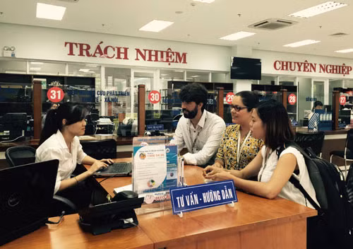Tư vấn thủ tục đầu tư cho doanh nghiệp nước ngoài tại Trung tâm Hành chính công TP Đà Nẵng. Ảnh: Cao Hồng