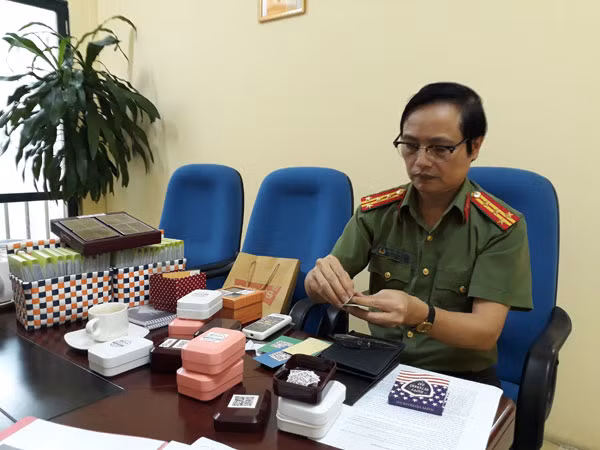 Đại tá Nguyễn Văn Chư thao tác sử dụng các bộ sách trong thư viện điện tử của mình.