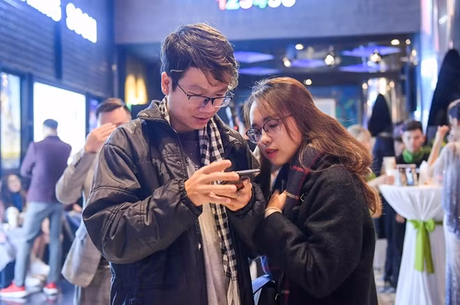 Một cặp bạn trẻ chọn rạp chiếu phim làm nơi thư giãn cuối tuần.
