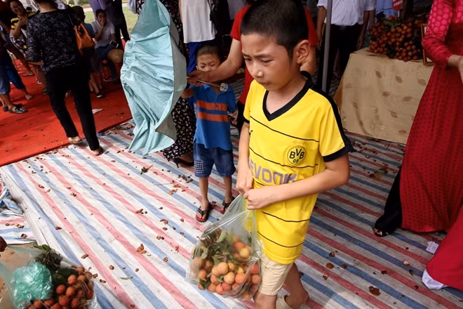 Vải Thanh Hà cũng rất hấp dẫn với các em nhỏ trong mùa hè nóng nực này.