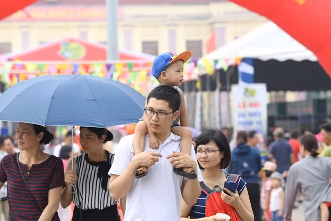 Lễ hội cũng thu hút không ít các vị khách nhỏ tuổi.