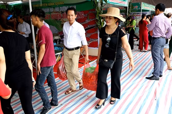 Rất nhiều vị khách rời lễ hội với các túi nặng trĩu vải Thanh Hà.