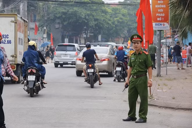 Lượng khách đổ về lễ hội lớn song trật tự vẫn được đảm bảo nhờ Công an Hải Dương đã triển khai lực lượng bảo vệ