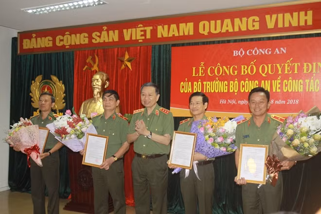 Bộ trưởng Tô Lâm trao Quyết định cho các đồng chí về nghỉ công tác chờ hưởng chế độ hưu trí.