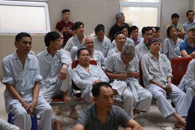 Không hề quen nhau từ trước nhưng trận đấu lịch sử của bóng đá Việt Nam dường như kéo họ lại với nhau.