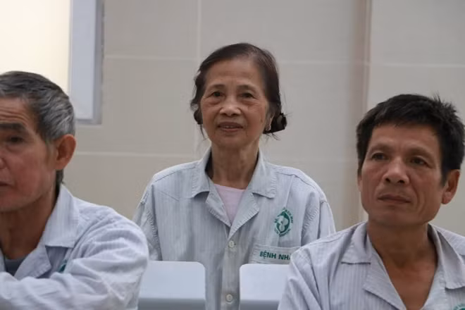 Bác Ngô Phương Thảo (76 tuổi) cho biết bác cảm ơn lãnh đạo bệnh viện Bạch Mai đã cho các bệnh nhân như mình một không gian riêng để hòa cùng không khí bóng đá trong cả nước đồng thời mong muốn Olympic Việt Nam thi đấu tốt trong trận này.