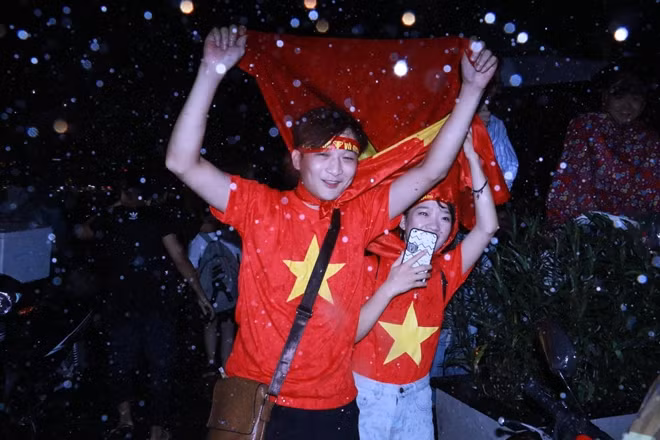 Dù trời mưa lớn nhưng vẫn có thêm rất nhiều bạn trẻ đổ về đây.