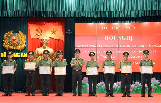 Bộ trưởng Tô Lâm trao Bằng khen của Bộ Công an tặng các cá nhân của Cục Tổ chức cán bộ CAND đã có thành tích xuất sắc.