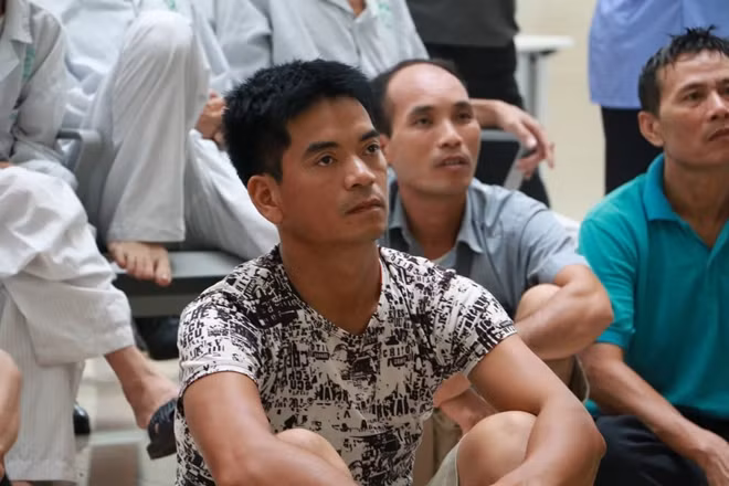 Không chỉ có các bệnh nhân, nhiều người thân của họ cũng tập trung về đây để thỏa mãn tình yêu với môn thể thao vua.