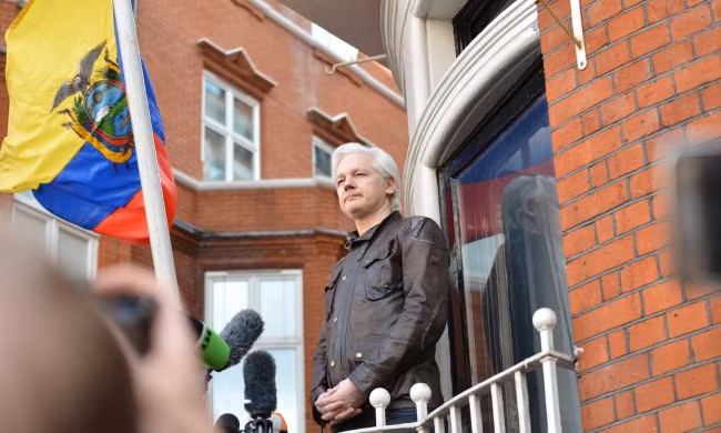 Nhà sáng lập Wikileaks họp báo trong Sứ quán Ecuador.