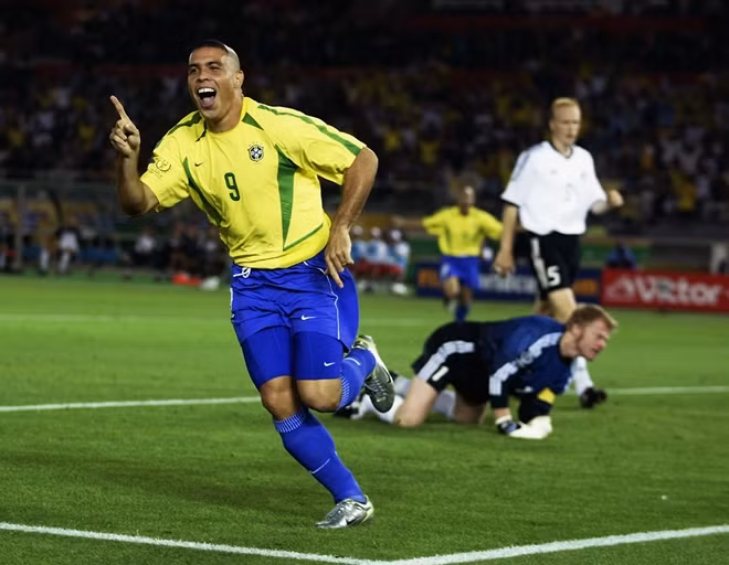 "Người ngoài hành tinh" hồi sinh ngoạn mục, nâng cao cúp vàng World Cup 2002.