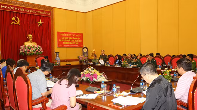 Toàn cảnh phiên họp.
