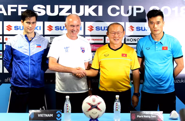 HLV Park Hang-seo bắt tay người đồng nghiệp lão làng Sven Goran Eriksson. Ảnh: VFF.