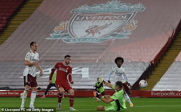 Andy Robertson lập công chuộc tội bằng bàn thắng đưa Liverpool vươn lên dẫn ngược Arsenal ở cuối hiệp 1.