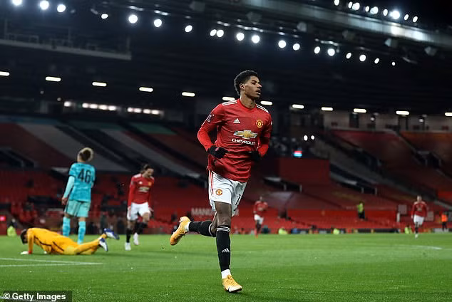 Ngay đầu hiệp 2, Greenwood "đáp lễ" Rashford bằng đường chuyền xuất sắc không kém, lại được trung vệ đối phương Rhys Williams giúp sức bằng màn cản phá hụt. Thế là Rashford đủ bản lĩnh lẫn trình độ để hạ gục Alisson trong pha đối diện cuối cùng.