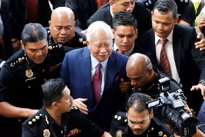 Ông Najib Razak được đưa tới tòa.