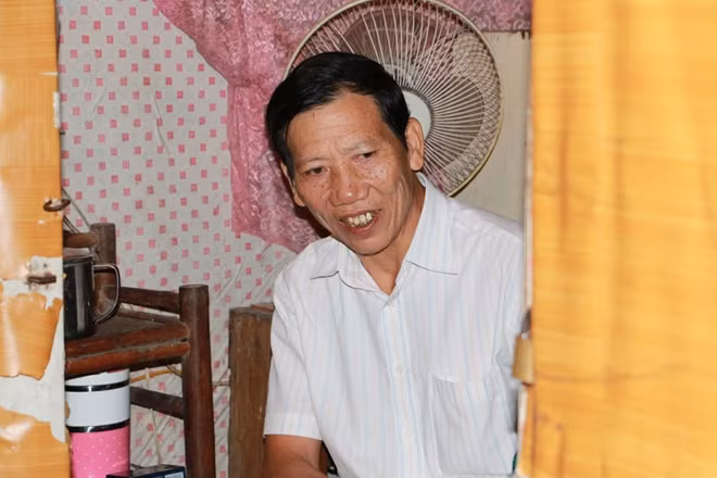Bác Trịnh Văn Đính (61 tuổi) một "cư dân" của xóm trọ đặc biệt này.