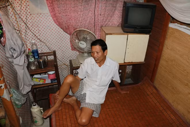 Căn phòng của bác Đính đủ kê một chiếc gường và vài vật dụng khác. Gần bệnh viện, hơn nữa cuối tuần lại về quê, nên bác Đính chọn nhà trọ này dù biết không thể tiện nghi bằng như nơi khác.