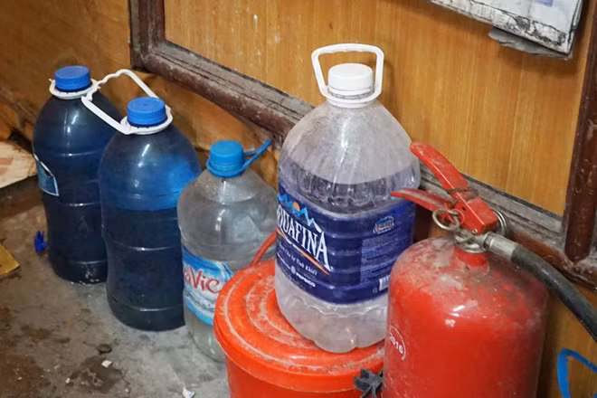 Nước sinh hoạt được mua đựng trong các chai nhựa lớn để "tiện bề" sử dụng trong bệnh viện.