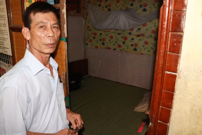 Nhưng người ở đây lâu nhất có lẽ ông Vương Đình Danh(67 tuổi). Bệnh nhân người Nghệ An và vợ đã chọn xóm trọ này làm nơi cư trú trong hơn hai tháng qua.
