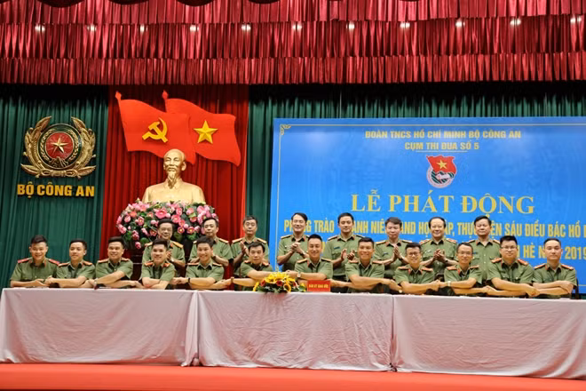 Đại diện Đoàn Thanh niên 13 đơn vị trong cụm thi đua số 5 ký giao ước thi đua .