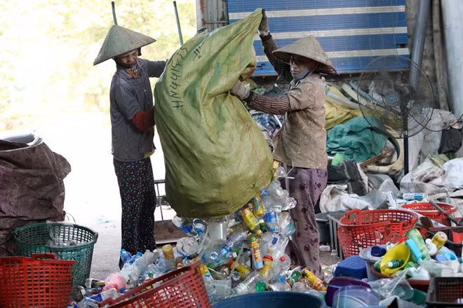 Cả làng có tới hàng trăm hộ tham gia tái chế rác thải nhựa...