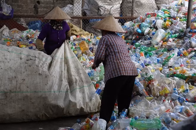 Trong đó việc nước thải từ quá trình tái chế nhựa chưa được xử lý mà chảy thẳng vào hệ thống nước thải sinh hoạt khiến tình hình ô nhiễm thêm trầm trọng.