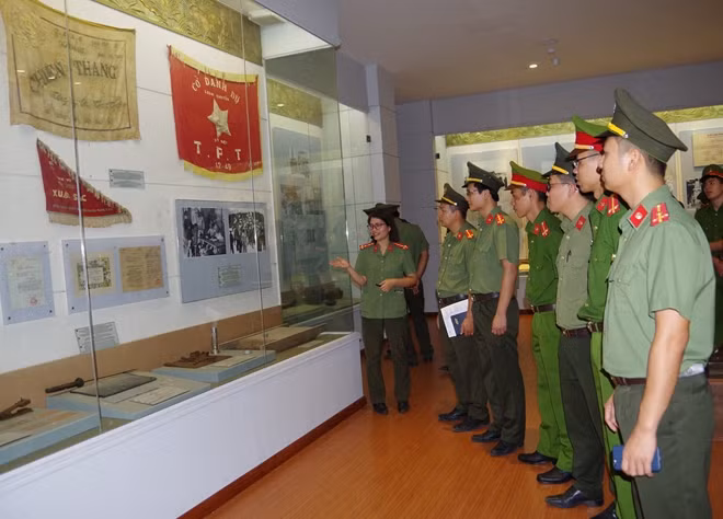 Đoàn viên, thanh niên Công an tỉnh tham quan triển lãm “Công an nhân dân khắc ghi lời Bác”.