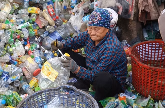 , "Nghề mới" này cho thu nhập khá hơn làm nông nên có rất nhiều người làng tham gia làm. Tuy nhiên, việc các cơ sở tái chế tự phát hoạt động cũng gây ra việc ô nhiễm môi trường.