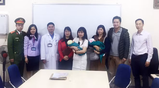 Cơ quan Công an phối hợp bàn giao các cháu bé trong đường dây của Lan Anh cho Trung tâm bảo trợ trẻ em Hà Nội chăm sóc.
