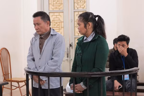 Hai bị cáo Tự và Bản tại phiên xử.