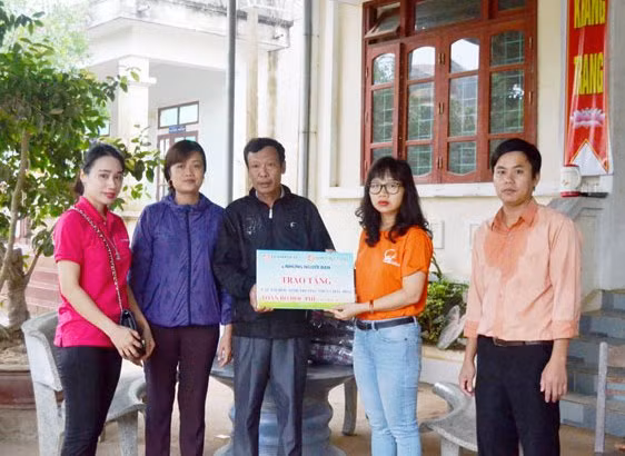 Đại diện Flamingo Đại Lải Resort, Hanoi Redtours trao tặng tiền hỗ trợ hoàn toàn học phí cho ban giám hiệu Trường THCS Châu Hóa.