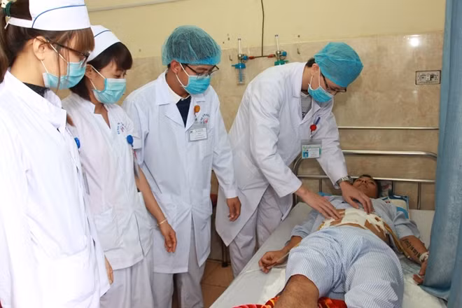 Anh Bùi Văn Dương đang được điều trị tại bệnh viện .