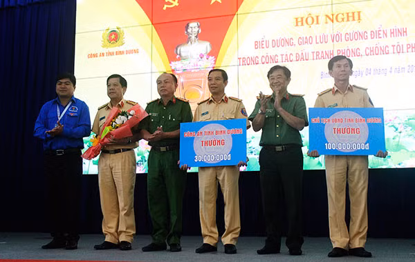 Công an tỉnh Bình Dương khen thưởng cho đơn vị, cá nhân có thành tích xuất sắc dũng cảm truy bắt tội phạm. Công an tỉnh Bình Dương khen thưởng cho đơn vị, cá nhân có thành tích xuất sắc dũng cảm truy bắt tội phạm.