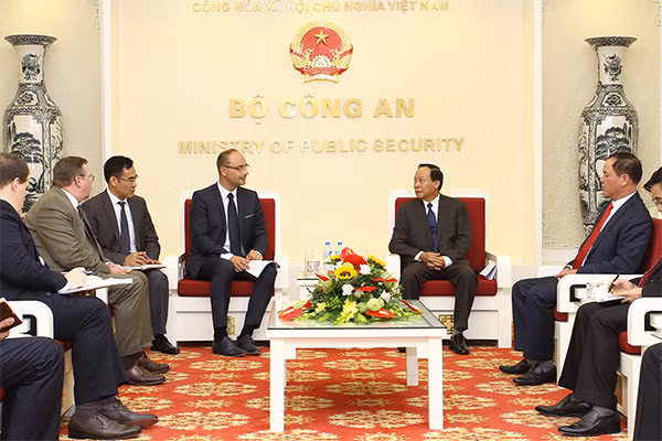 Thứ trưởng Lê Quý Vương và ngài Tom-bo Ba-lin tại buổi tiếp.