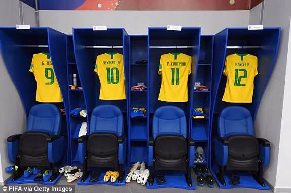 Brazil ra sân với trang phục thi đấu truyền thống. Brazil ra sân với trang phục thi đấu truyền thống.