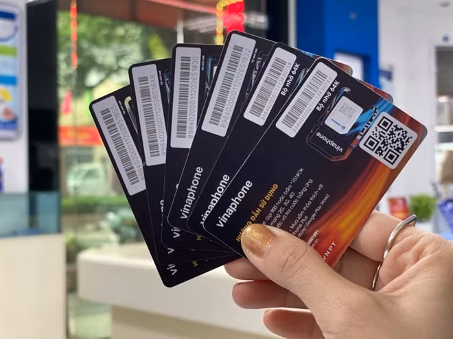 Khách hàng cần sở hữu SIM 4G mới trong tay trước khi thực hiện đổi SIM với sự trợ giúp của nhân viên VinaPhone.