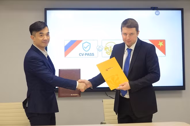 Ông Nguyễn Huy Hùng Việt - Tổng Giám đốc Công ty T&T Nga (trái) và Ông Andrey Kolmogorov - Tổng Giám đốc Công ty CVPASS (phải) ký kết Biên bản ghi nhớ hợp tác. (Ảnh: TTXVN).